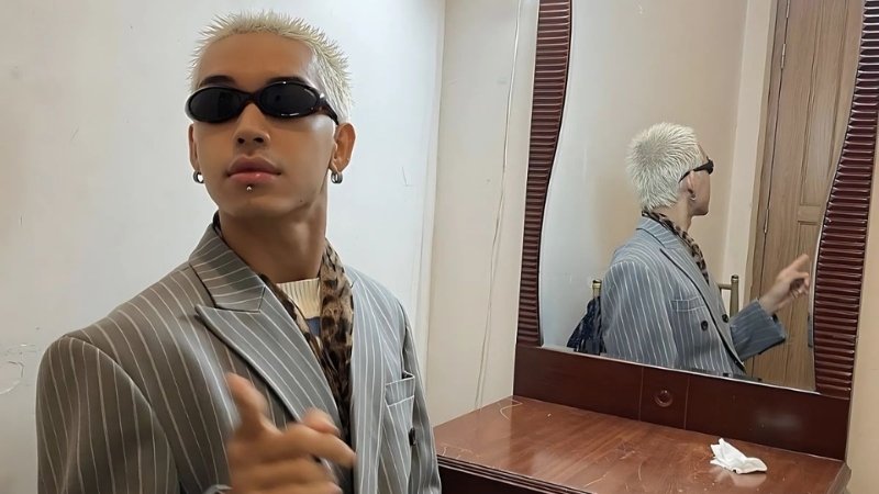 Kiểu tóc buzzcut tẩy trắng nổi bật với độ dài siêu ngắn kết hợp sắc bạch kim lạnh đầy cá tính