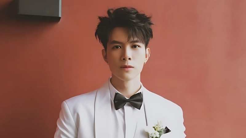 Tóc xoăn lơi mái dài giúp Anh Tú nổi bật với phong cách trẻ trung như idol Hàn Quốc