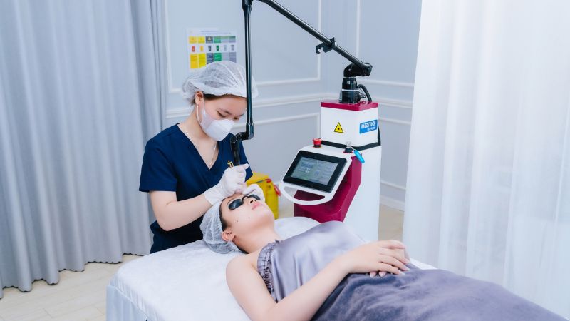Nốt ruồi ở dái tai không ảnh hưởng đến thẩm mỹ hoặc sức khỏe thì nên giữ lại