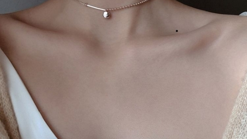 Nốt ruồi ở xương quai xanh bên trái thường gắn với vận quý nhân và khả năng tự lập