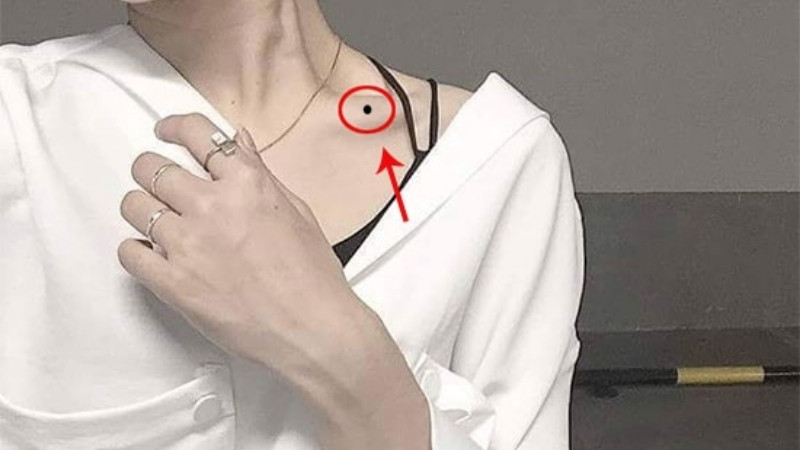 Nốt ruồi ở xương quai xanh có thể là điểm may mắn hoặc báo hiệu vận hạn