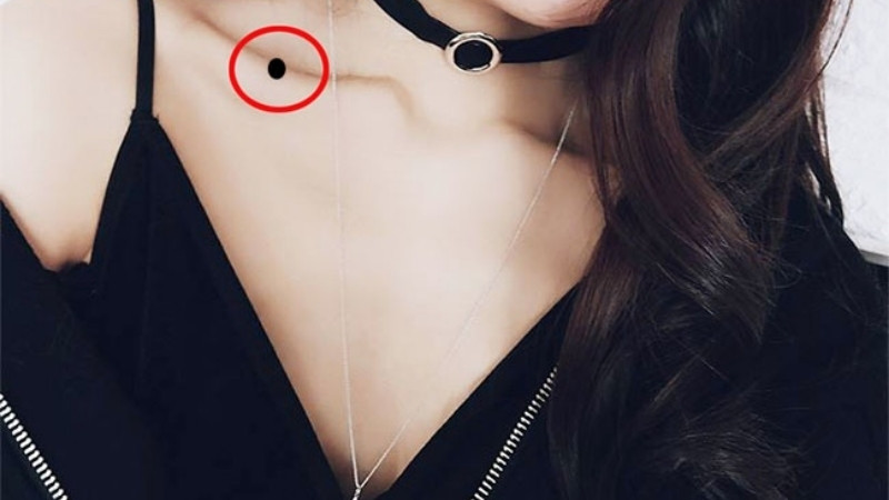 Xương quai xanh rõ nét thường được xem là biểu tượng của sự thanh thoát và quyến rũ