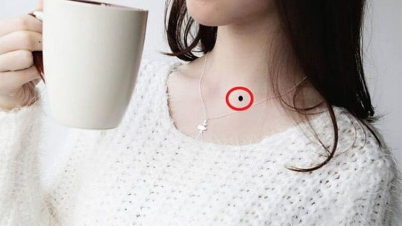 Tính cách thân thiện là đặc điểm nổi bật của người có nốt ruồi ở xương quai xanh