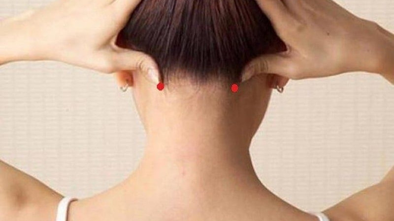 Vị trí giữa gáy sát chân tóc thường được xem là nốt ruồi cát tướng, vận khí hanh thông