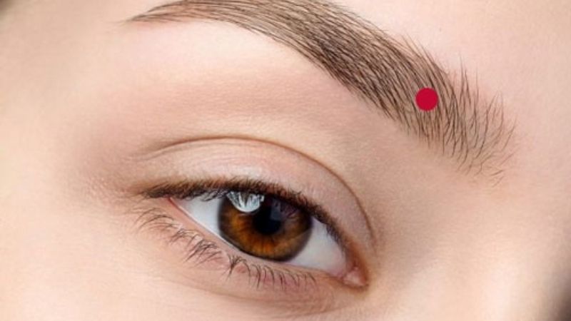 Nốt ruồi son trong lông mày tượng trưng cho tài trí và vượng khí