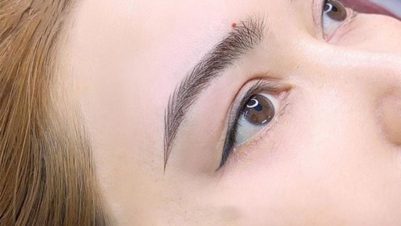 Nốt ruồi ẩn trong lông mày báo hiệu tài năng kín đáo, dễ thành danh