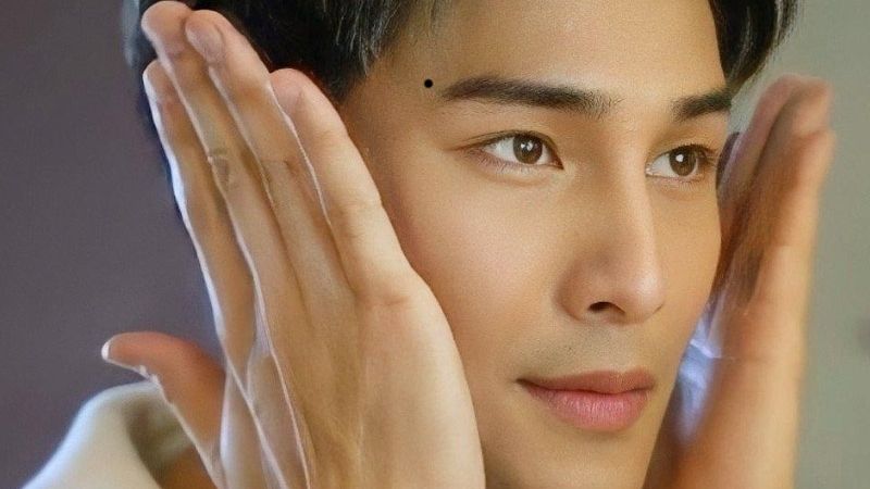 Nốt ruồi ở giữa hai chân mày nam giới biểu tượng cho cung mệnh và sự nghiệp