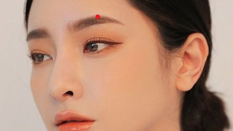 Nốt ruồi son trong lông mày là biểu tượng tài lộc, quý nhân