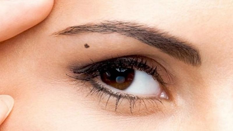 Nốt ruồi giữa mày nữ tượng trưng cho tài lộc