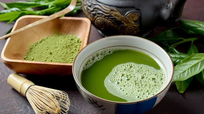 Bột matcha Nhật có màu xanh ngọc tươi, bột mịn, tan đều khi pha và có hương thơm trà tươi, vị ngọt nhẹ, ít đắng