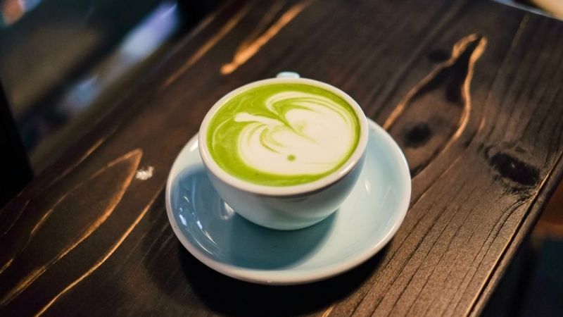 Một ly matcha tiêu chuẩn chứa khoảng 30–70mg caffeine