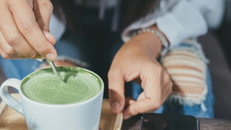 Thời điểm lý tưởng uống matcha là buổi sáng hoặc đầu giờ chiều