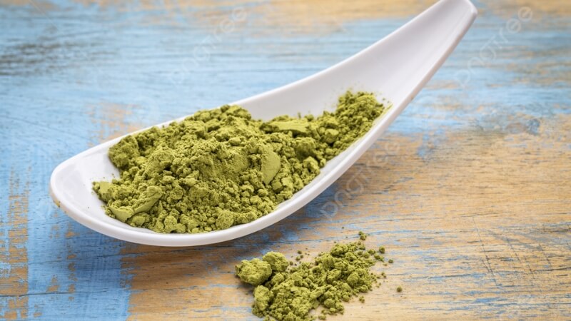 Tiếp tục cho bột matcha và đá vào