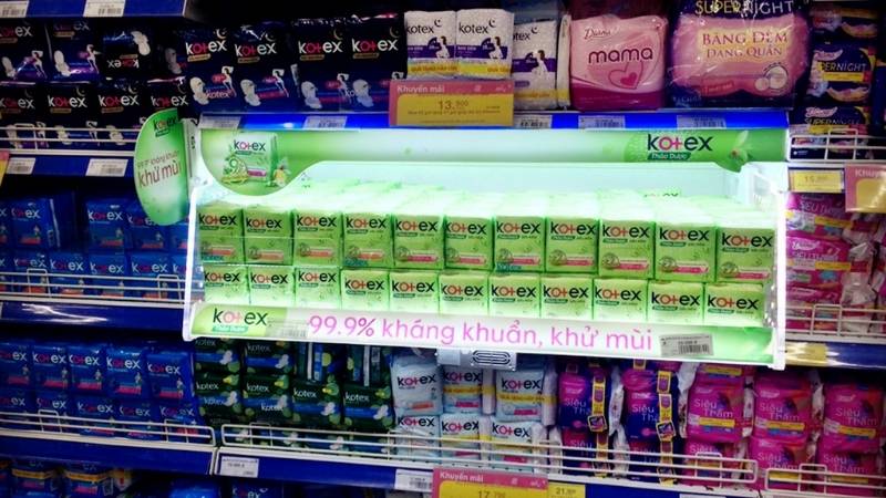 Siêu thị lớn có nhân viên hỗ trợ chọn sản phẩm Kotex