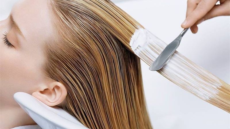 Dầu xả chứa biotin, keratin, collagen hoặc tinh dầu tự nhiên phù hợp cho tóc yếu
