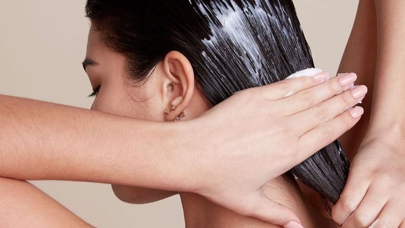Dầu xả ngăn rụng tóc giúp tóc chắc khỏe, giảm gãy rụng, dưỡng ẩm và làm mềm mượt