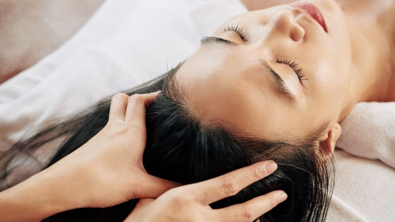 Massage da đầu không chỉ giúp thư giãn mà còn kích thích mọc tóc