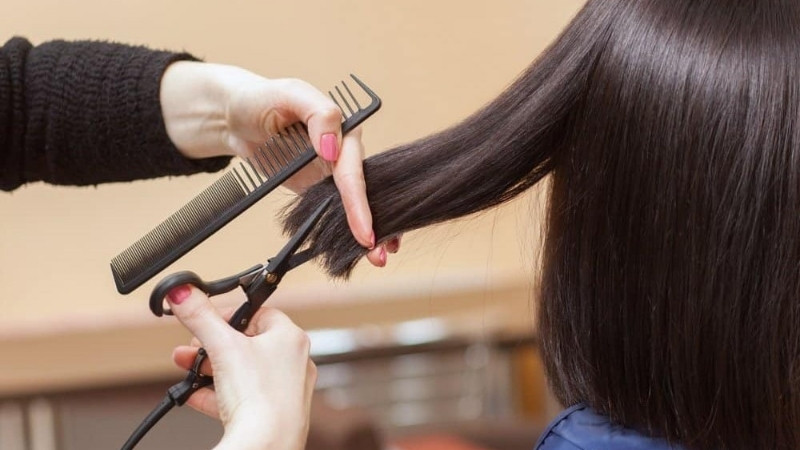 Thường xuyên tỉa phần tóc chẻ ngọn và hư tổn cũng là cách chăm sóc tóc hiệu quả