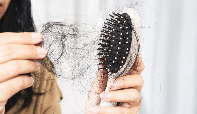 Cách chăm sóc tóc yếu và gãy rụng hiệu quả tại nhà