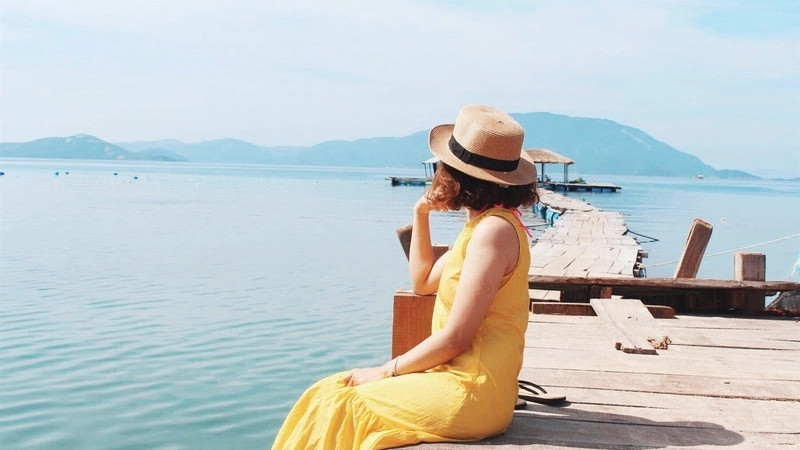 Đội mũ, che khăn khi ra ngoài để hạn chế tia UV bám vào tóc