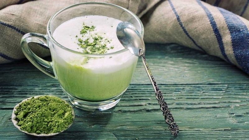 Không nên uống quá 1 ly matcha latte mỗi ngày để tránh tác dụng phụ
