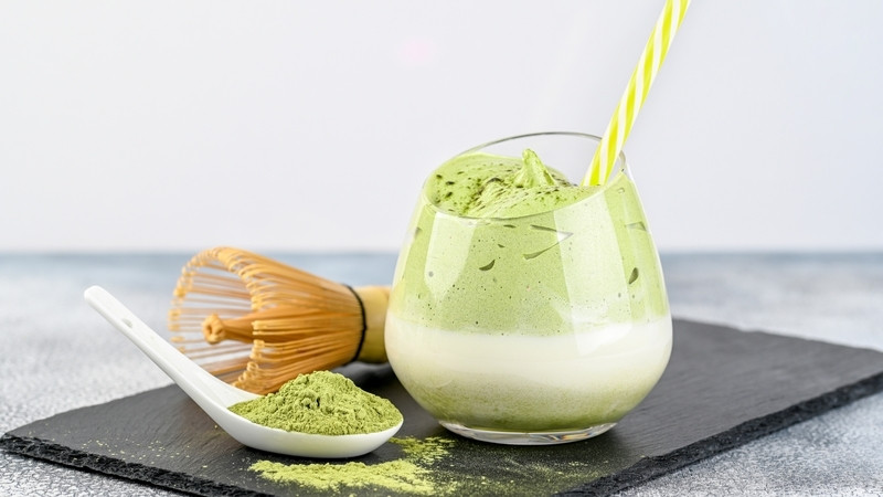 Matcha latte là thức uống từ bột trà xanh pha cùng sữa