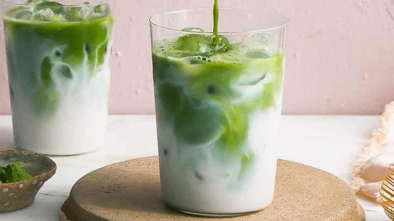 Matcha latte truyền thống dùng sữa bò, không hợp vegan
