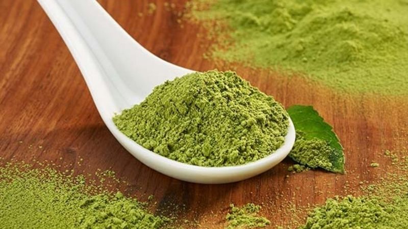 Người mua nên quan sát kỹ màu, mùi và độ mịn để phân biệt matcha chuẩn