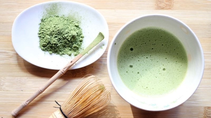 Bột matcha chuẩn Nhật có màu xanh non tươi, mịn như bột phấn