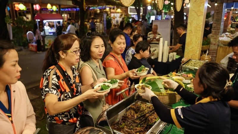 Tour ẩm thực đêm tại các khu chợ và phố ẩm thực nổi tiếng.