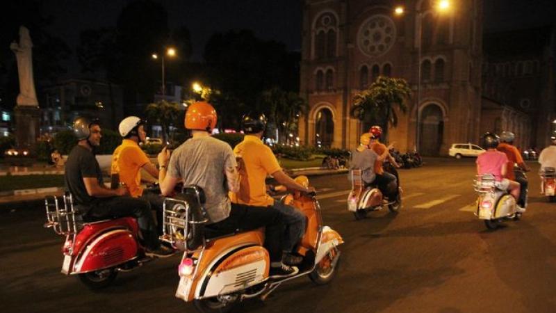 Đi xe máy thưởng thức ảnh đêm Sài Gòn