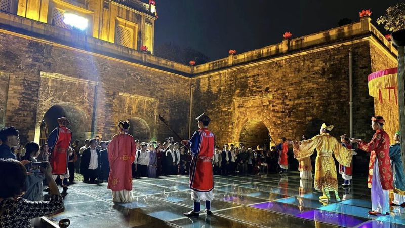 Tham gia tour tham quan di tích về đêm "Giải mã Hoàng thành Thăng Long"