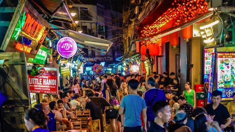 Phố Tạ Hiện tập trung nhiều du khách nước ngoài