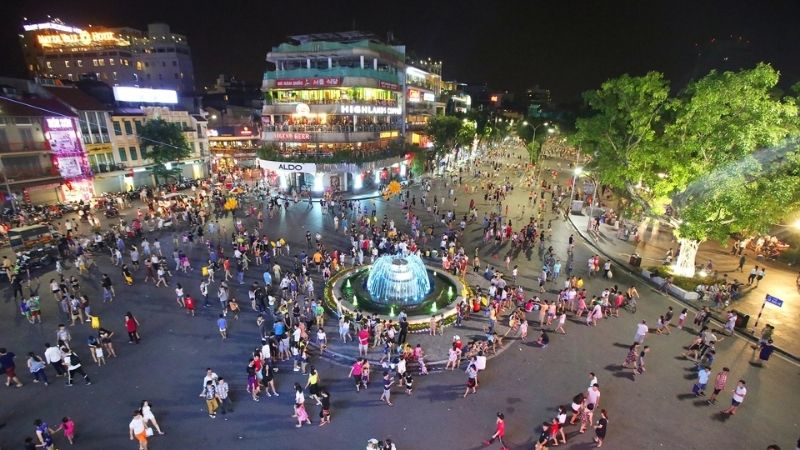 Không khí phố đi bộ vui tươi, nhộn nhịp