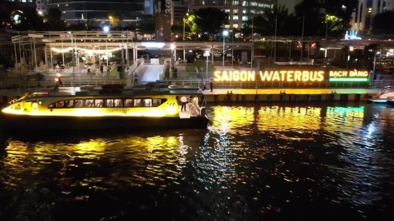 Ngắm nhìn thành phố trên waterbus