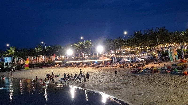 Bạn chỉ nên tắm đêm tại những bải biển được cấp phép như biển Nha Trang