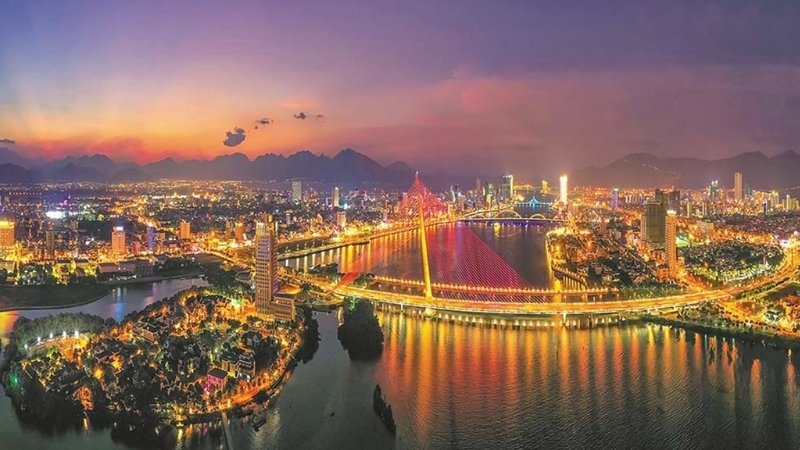 Bạn nên theo dõi thời tiết trước khi tham gia các hoạt động du lịch biển về đêm
