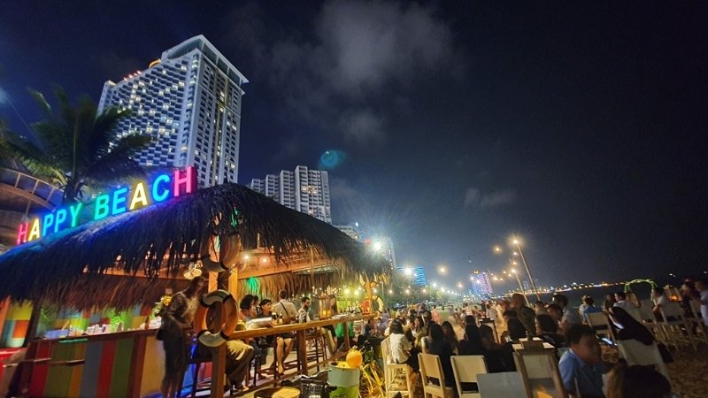 Bãi biển Nha Trang náo nhiệt về đêm