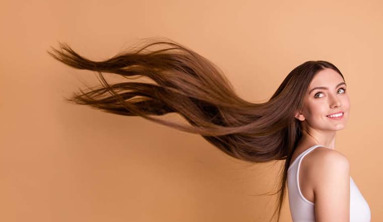 Hướng dẫn chi tiết cách chăm sóc tóc gãy rụng bằng dầu gội thảo dược