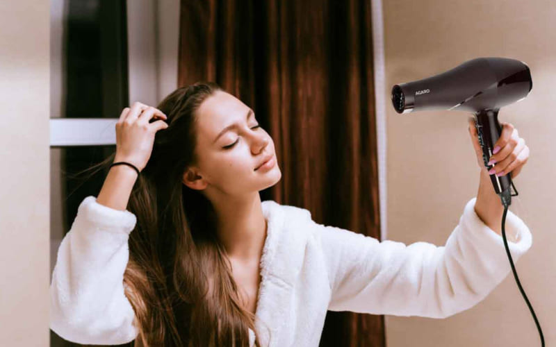 Hạn chế sấy tóc ở nhiệt độ cao