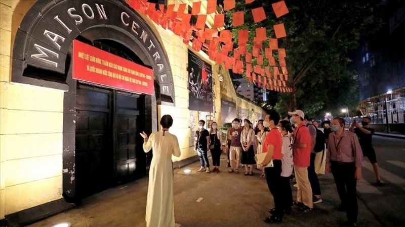 Tour đêm thiêng liêng tại Di tích Nhà tù Hỏa Lò