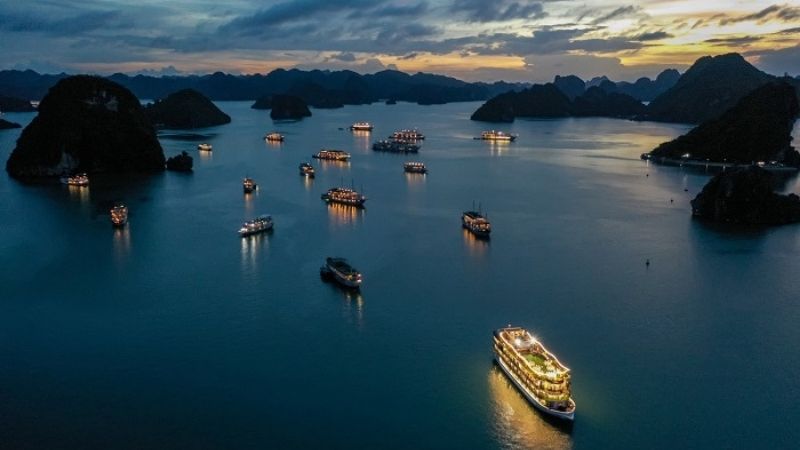 Du thuyền đêm trên Vịnh Hạ Long