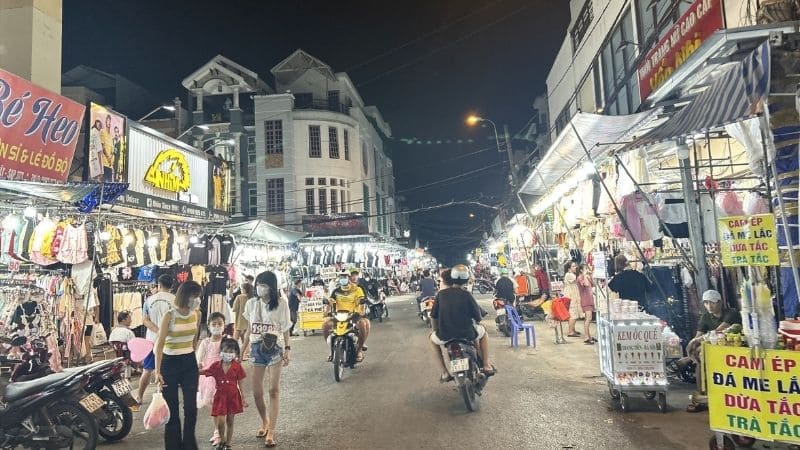 Chợ đêm Hạnh Thông Tây