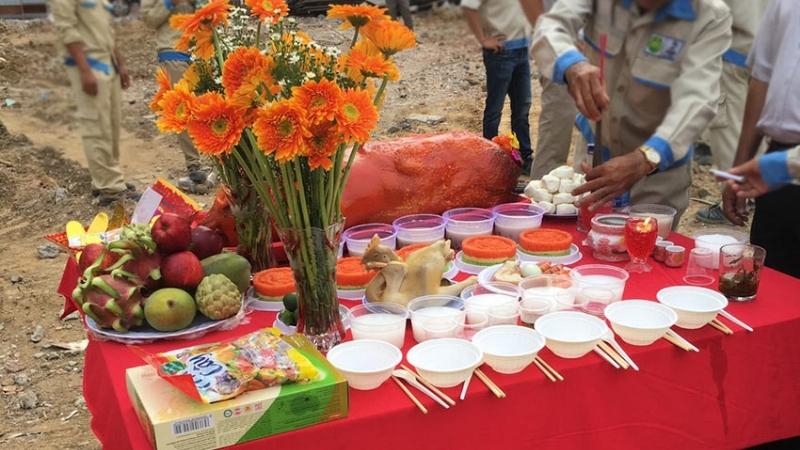 Lễ vật đầy đủ và bày trí đúng hướng giúp buổi lễ động thổ thêm trang nghiêm, thuận lợi