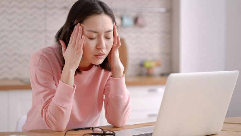 Người trẻ mệt mỏi với cuộc sống hiện đại