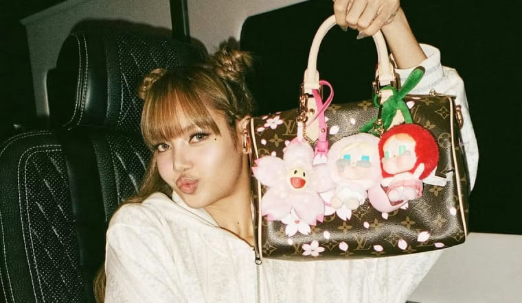 Bag charm là gì? Mảnh ghép thời trang nâng tầm túi xách của bạn trong năm 2025