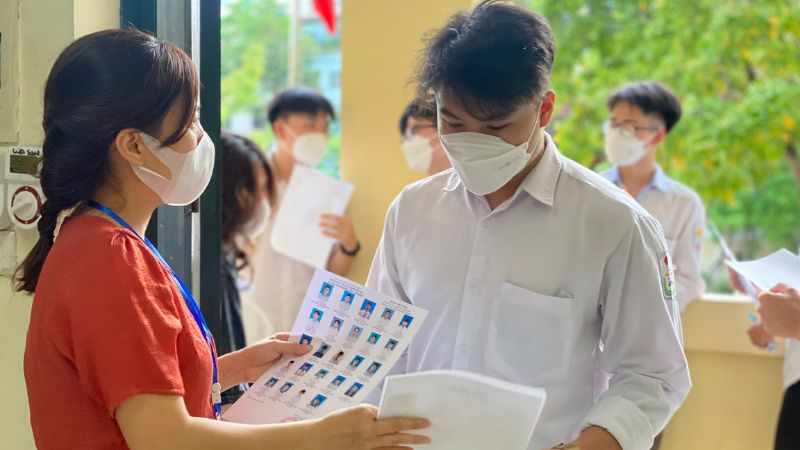 Thí sinh nộp đơn phúc khảo tại điểm đăng ký dự thi Thí sinh nộp đơn phúc khảo tại điểm đăng ký dự thi