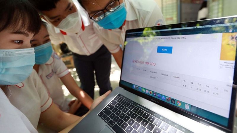 Theo dõi điểm đã cập nhật và các thông báo liên quan đến xét tốt nghiệp hoặc tuyển sinh đại học Theo dõi điểm đã cập nhật và các thông báo liên quan đến xét tốt nghiệp hoặc tuyển sinh đại học