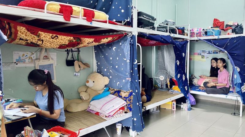 Ở ký túc xá giúp tiết kiệm chi phí, gần trường và an ninh tốt Ở ký túc xá giúp tiết kiệm chi phí, gần trường và an ninh tốt