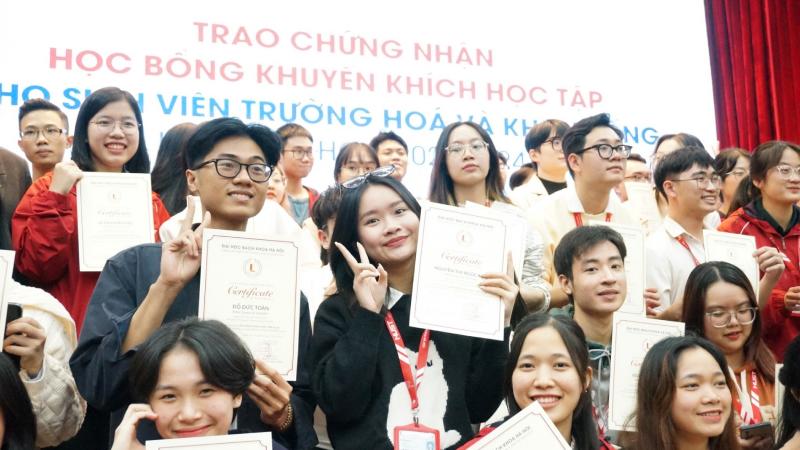 Sinh viên Đại học Bách khoa Hà Nội nhận học bổng Sinh viên Đại học Bách khoa Hà Nội nhận học bổng